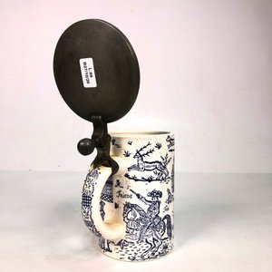 Jarra de Cerveza Vintage con Tapa de Metal y Diseño Azul y Blanco - imagen 3