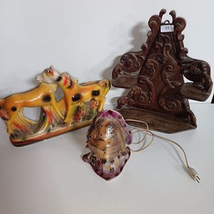 Lote anterior: Adorno de Caballos, Velador de Concha y Repisa Decorativa de Madera