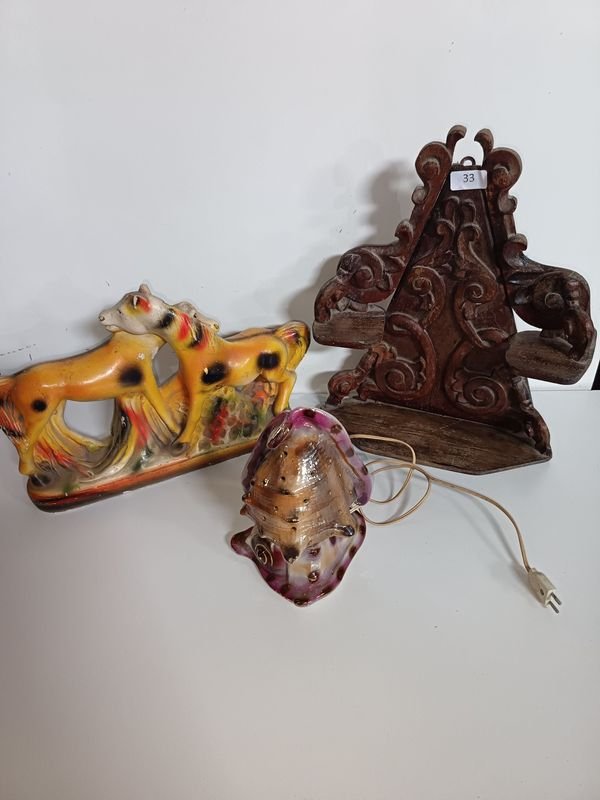 Adorno de Caballos, Velador de Concha y Repisa Decorativa de Madera