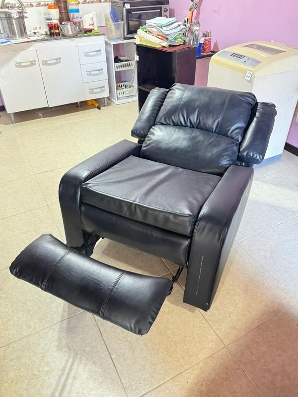 Lote siguiente: Sillon Reclinable de Cuero con Mecanismo de Reclinar