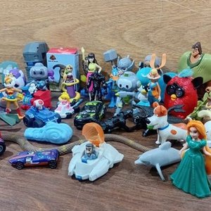 Lote de Más de 40 Juguetes Coleccionables: McDonald's, Personajes y Vehículos - imagen 8