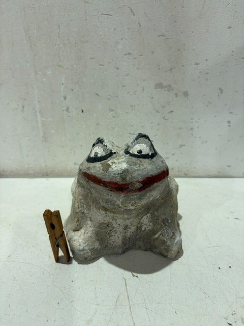 Sapo Decorativo de Material Rústico