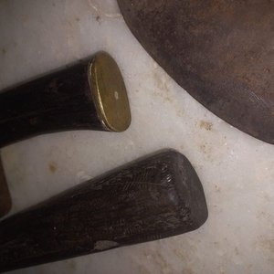 Lote de Herramientas Antiguas de Campo: Hacha, Cuchillo y Hoces - imagen 11
