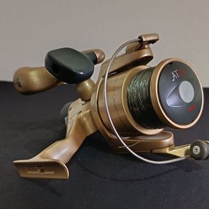 Reel de Pesca Quick AT250 Dorado con Carrete Adicional - imagen 5