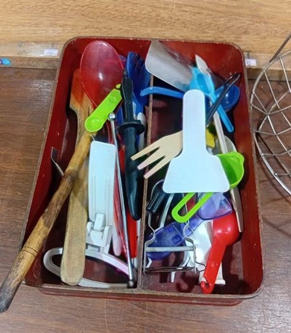 Lote de Utensilios de Cocina, Frutero Metálico y Caja Organizadora Antigua - imagen 1