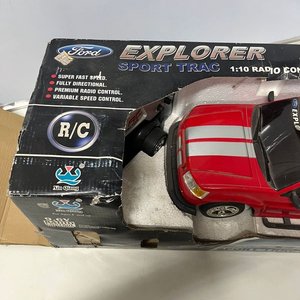 Camioneta a Radio Control Ford Explorer Sport Trac 1:10 - imagen 2