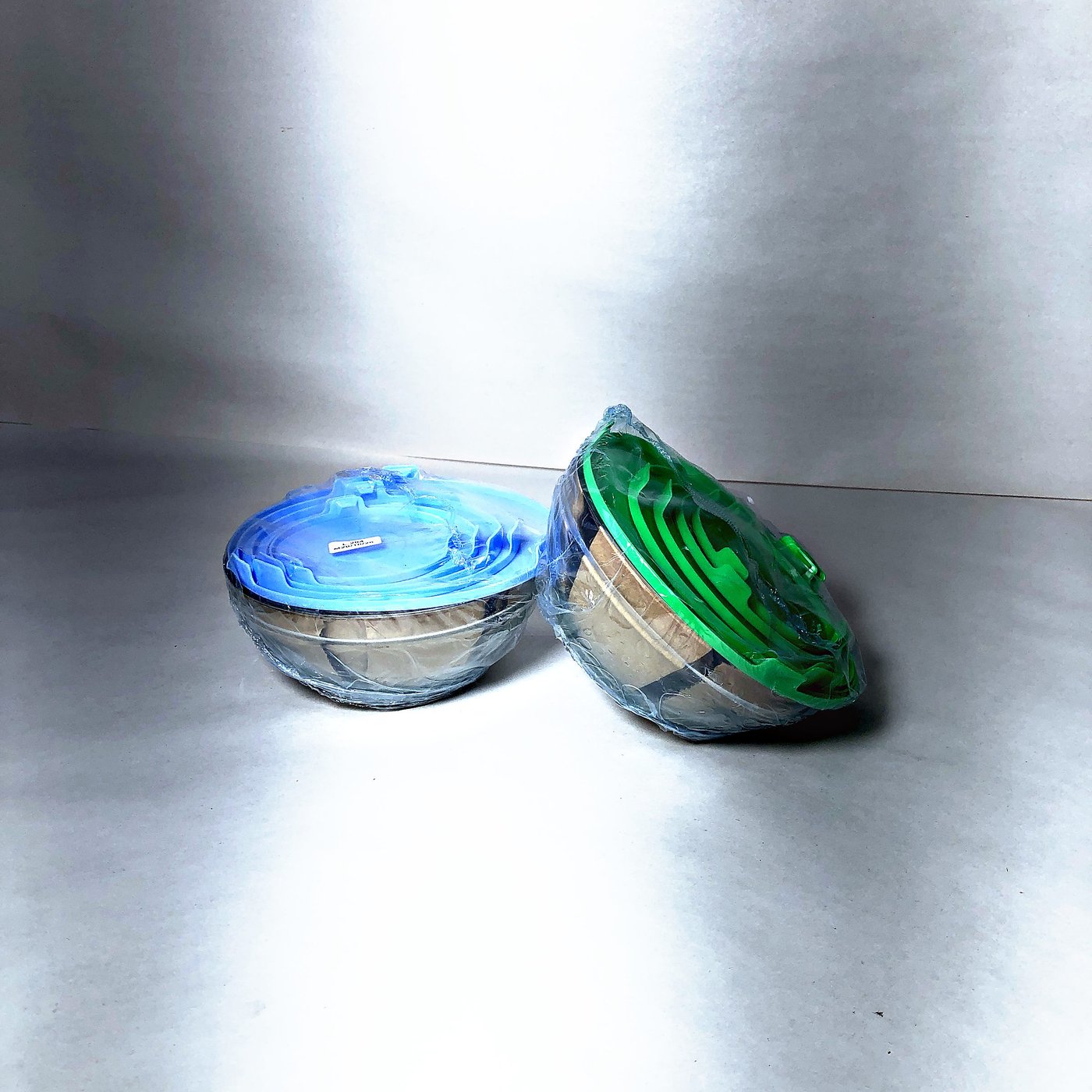 Dos Juegos de Bowls de Vidrio con Tapas Plásticas de Colores