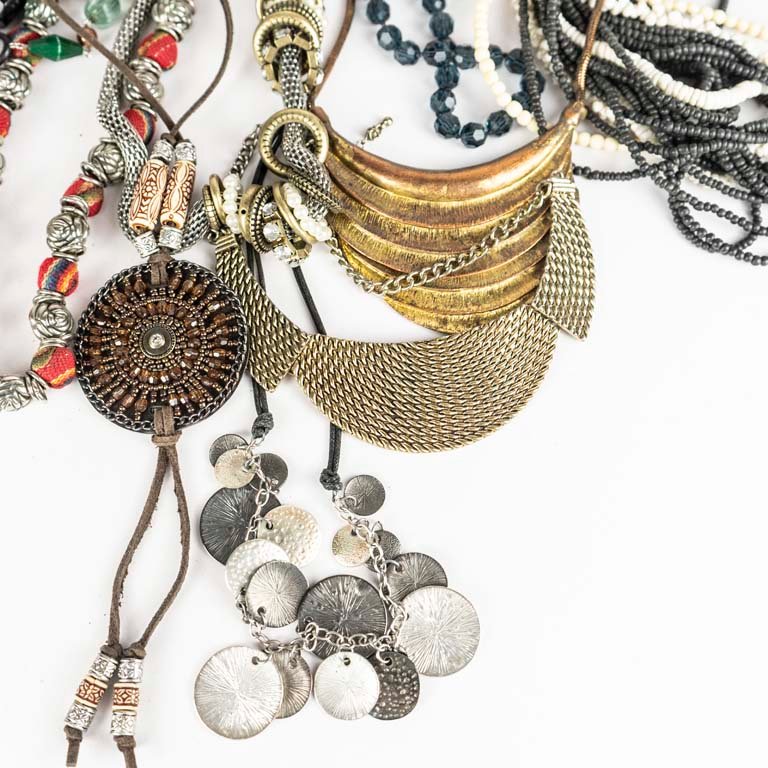 Collares y perchas de diferentes colores y materiales - imagen 2