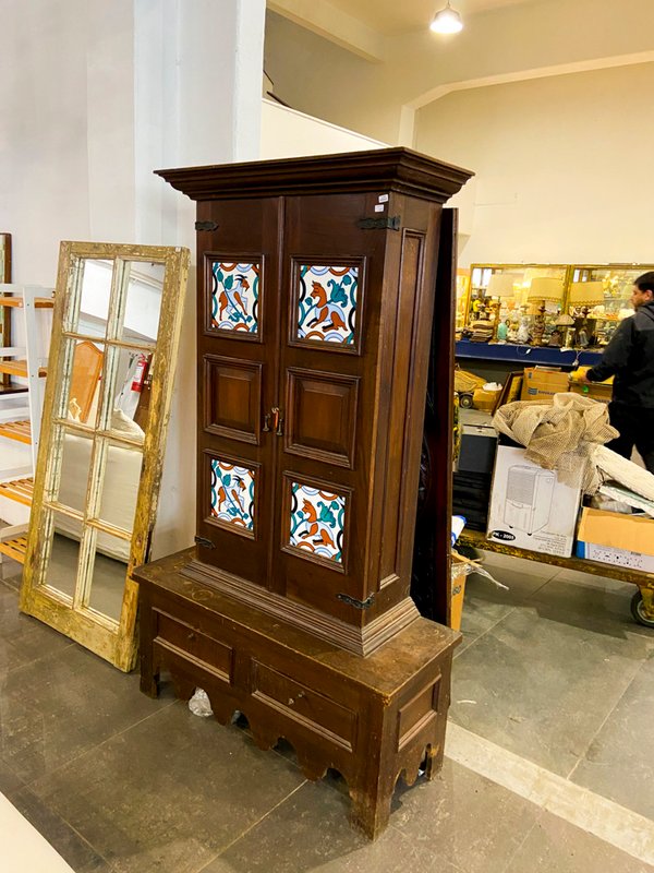 Armario Antiguo de Madera con Azulejos Decorativos - imagen 1