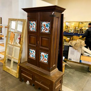 Armario Antiguo de Madera con Azulejos Decorativos - imagen 1