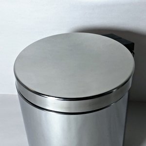 Dos Papeleras Redondas de Acero Inoxidable con Pedal, 5 Litros - imagen 3