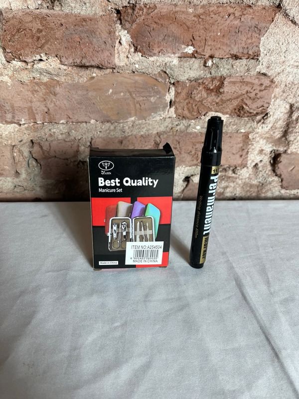 Neceser de Viaje con Set de Manicuría y Marcador Permanente