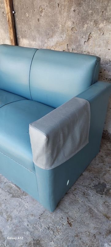 Silla de dos cuerpos en cuero azul con funda en los posabrazos - imagen 3