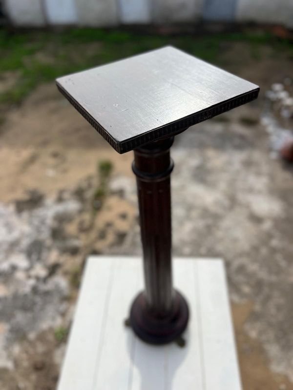 Pequeño pedestal de madera tallada con detalles en bronce - imagen 1