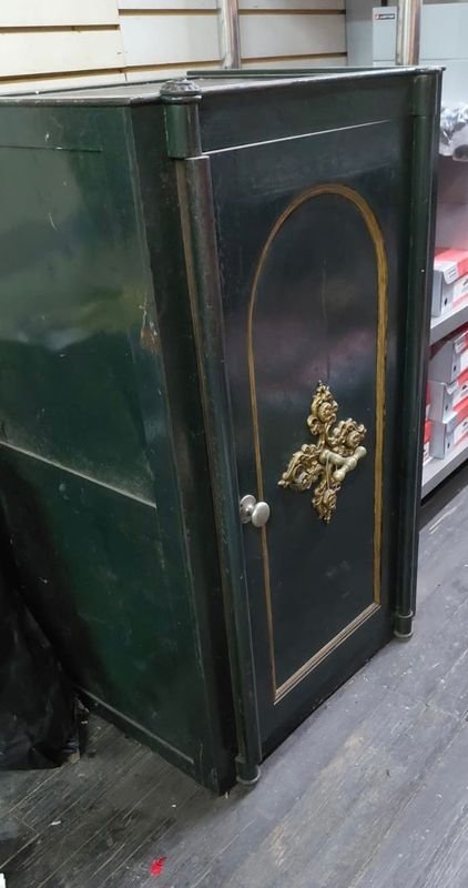 Caja fuerte antigua con detalles ornamentales