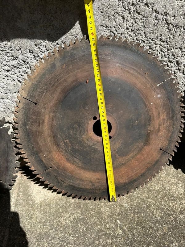 Lote siguiente: Discos de acero para sierra, 38 cm, 40 cm y 34 cm de diámetro