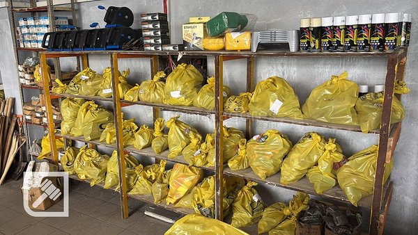 Estantería con varios artículos y bolsas amarillas