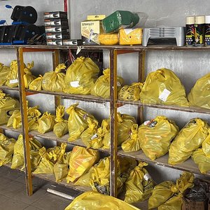 Lote siguiente: Estantería con varios artículos y bolsas amarillas