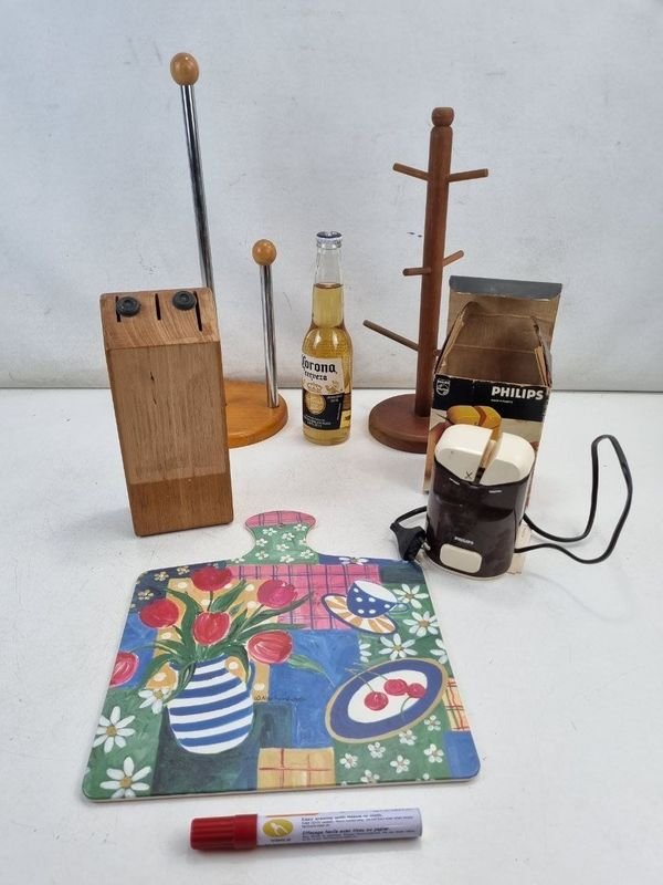 Lote de Accesorios de Cocina: Bloque para Cuchillos, Portarrollos, Perchero de Tazas, Tabla y Molinillo - imagen 1