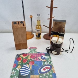 Lote siguiente: Lote de Accesorios de Cocina: Bloque para Cuchillos, Portarrollos, Perchero de Tazas, Tabla y Molinillo