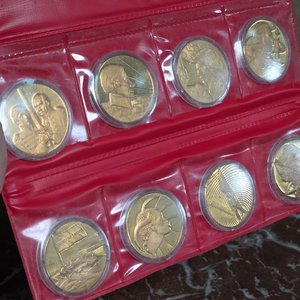 Estuche con 8 Monedas Doradas Sesquicentenario 1825 - imagen 2