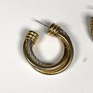 Conjunto de Joyería: Gargantilla Dorada con Cristales, Aros y Prendedor con Perla - imagen 5