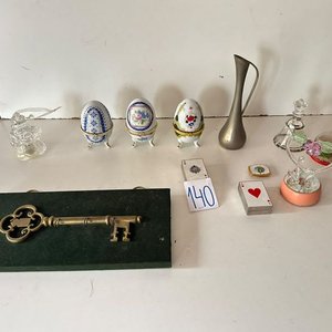 Lote de Adornos Varios: Huevos de Porcelana, Llave Antigua, Florero y Más - imagen 2