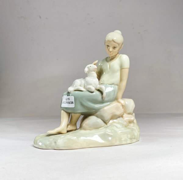 Figura de Porcelana: Niña con Cordero en Regazo - imagen 1