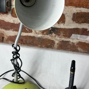 Lámpara de Escritorio Verde con Brazo Flexible - imagen 3