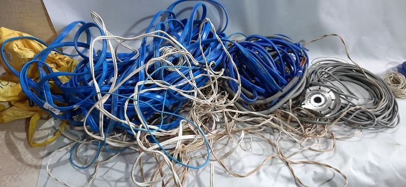 Lote de Cables Eléctricos de Diferentes Calibres y Colores