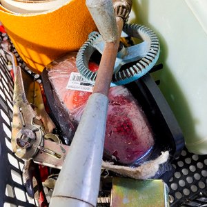 2  Cajas plasticas: lija, tijeras, dados, taladro de mano, azada, artículos sanitarios, lentes , etc - imagen 3