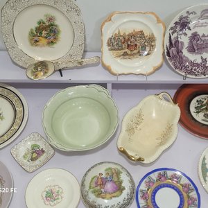 Lote de Porcelana Variada: Platos Decorativos, Ensaladera y Jarrita - imagen 8