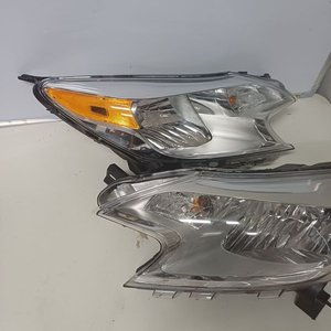 Juego de Ópticas Delanteras Izquierda y Derecha para Nissan Versa - imagen 3
