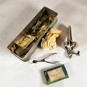 Lote anterior: Instrumental Médico Antiguo para Papanicolau en Caja Metálica