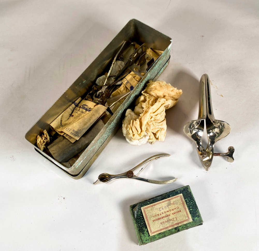 Instrumental Médico Antiguo para Papanicolau en Caja Metálica