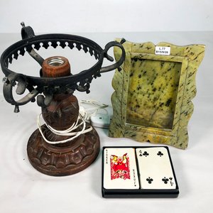 Lote de 3 piezas: Lámpara de madera tallada, portaretrato de mármol y cartas - imagen 1