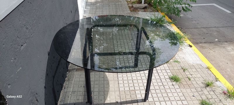 Mesa de comedor con base de hierro y tapa de cristal circular - imagen 4