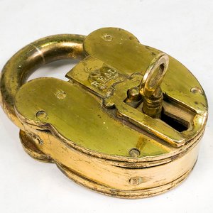 Candado Antiguo de Bronce con Llave e Inscripción - imagen 2