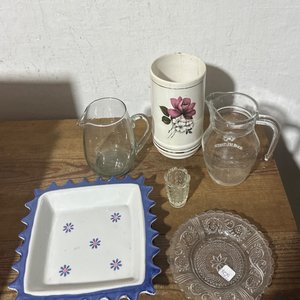 Lote siguiente: Juego de Jarra de Vidrio y Plato Cuadrado con Decoración Floral