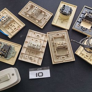 Lote de Cajas de Embutir, Tomas Corrientes, Tapas y Fichas Eléctricas - imagen 11