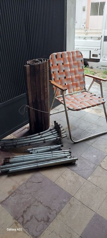 Lote siguiente: Silla de playa vintage con estructura de madera y asientos tejidos