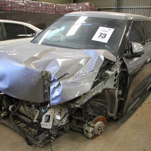 Lote siguiente: Camioneta SUV Gris con Daños Severos
