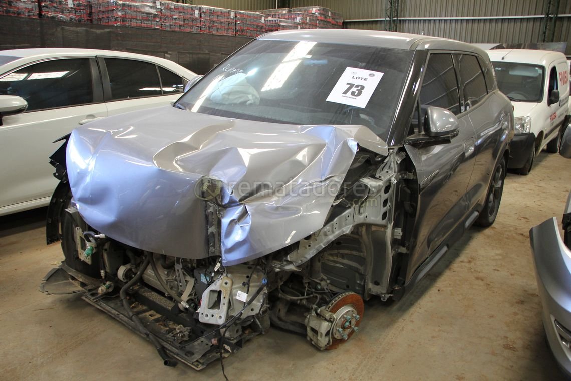 Camioneta SUV Gris con Daños Severos