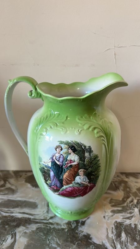 Jarra de porcelana inglesa con pintura retratando figuras históricas - imagen 4
