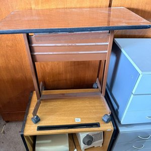 Lote siguiente: Dos Mesitas Auxiliares con Artefactos Eléctricos