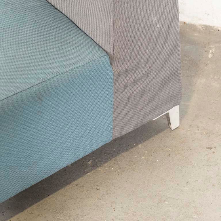 Mueble de tapicería deteriorado - imagen 3