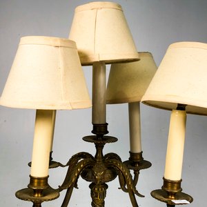 Lámpara de Mesa Antigua de Bronce Labrado con Cinco Luces y Pantallas - imagen 4