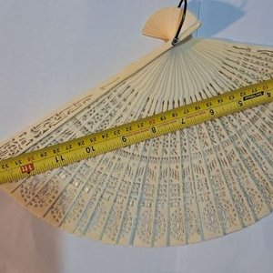 Abanico antiguo de marfil tallado con intrincados diseños - imagen 2