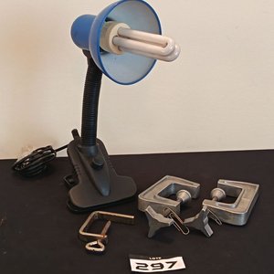 Lote siguiente: Lámpara de Escritorio Azul con Pinza y 3 Prensas Metálicas