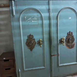 Antigua Caja Fuerte de Hierro con Llaves y Base de Madera - imagen 5